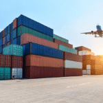 Gestapelte Frachtcontainer und ein startendes Flugzeug – Symbolbild für globalen Handel und den Abbau transatlantischer Handelshemmnisse