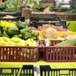 Verkaufsstand mit Kisten beim Ab-Hof-Verkauf eines landwirtschaftlichen Betriebs